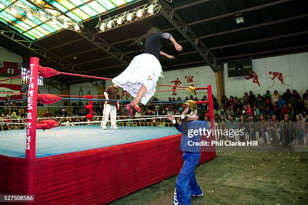 Fight Rermoving Rope Wrestlers Fighting Against Ropes Photos and Premium High Res Pictures ...