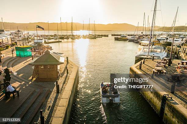 knysna harbour, boot sie den kanal - knysna stock-fotos und bilder