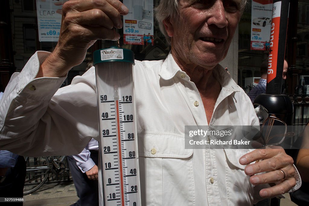 UK - London - Londoners experience intense heat & light hotspot from Walkie Talkie building