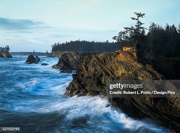 surf erodes the oregon coastline - sunset bay state park stockfoto's en -beelden