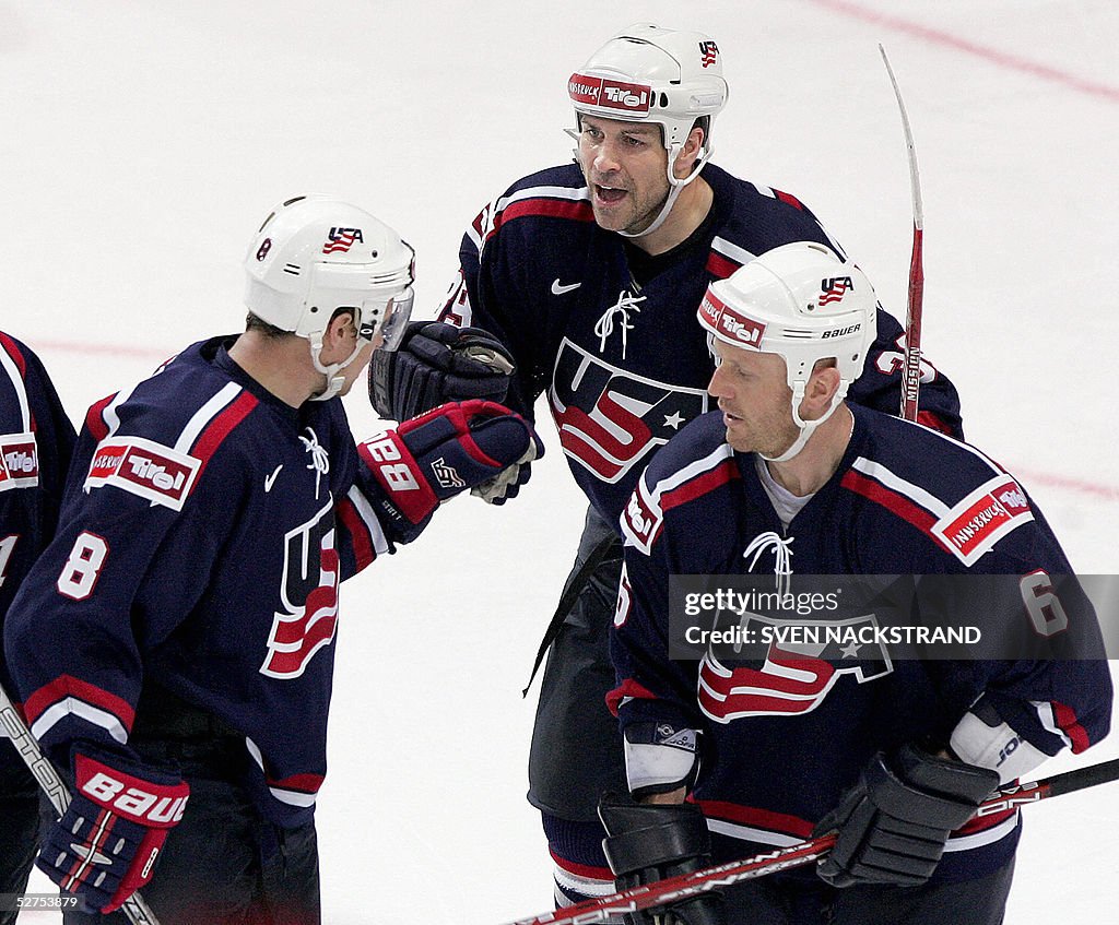 Doug Weight (C) celebrates with Andy Roa