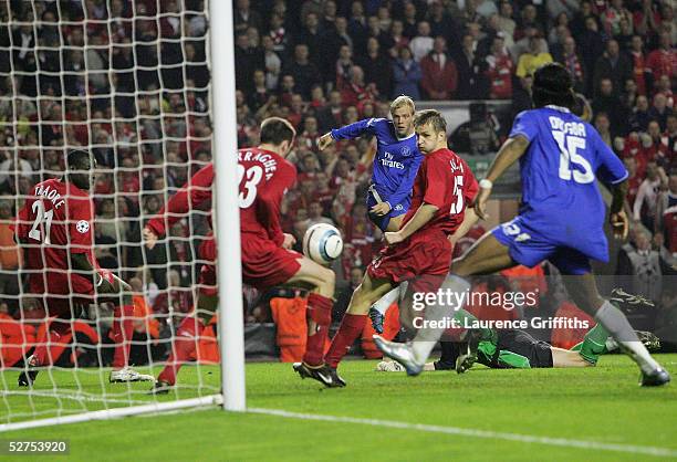 Eidur Gudjohnsen of Chelsea misses a chance on goal in stoppage time during the UEFA Champions League semi-final second leg match between Liverpool...