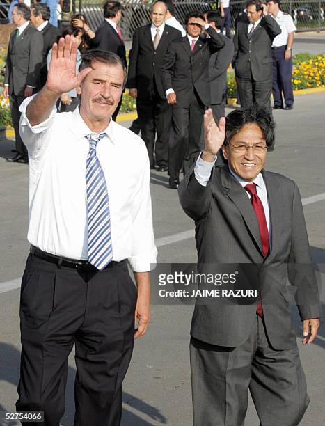 Los presidentes de Mexico y Peru, Vicente Fox y Alejandro Toledo, respectivamente, saludan a la prensa en el aeropuerto militar de Lima el 03 de mayo...