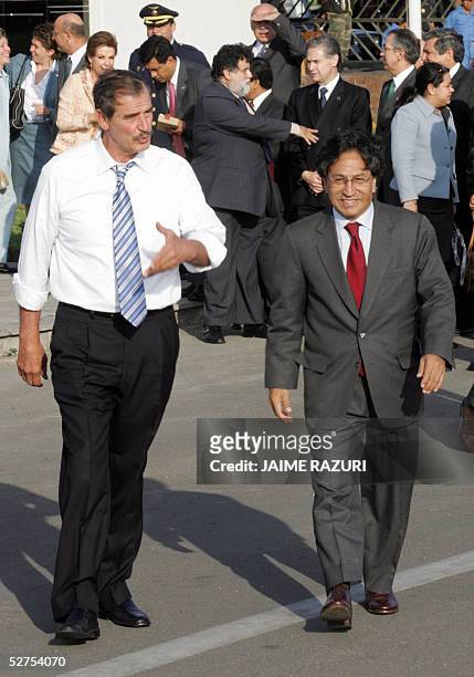 Los presidentes de Mexico y Peru, Vicente Fox y Alejandro Toledo, respectivamente, dialogan en el aeropuerto militar de Lima el 03 de mayo de 2005...