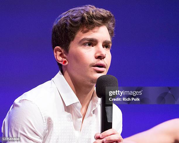 Centeron Elliot Fletcher (Actor) Photos and Premium High Res Pictures - Getty Images
