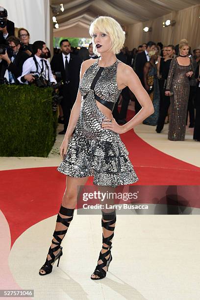 Taylor Swift attends the "Manus x Machina: Fashion In An Age Of Technology" Costume Institute Gala at Metropolitan Museum of Art on May 2, 2016 in...