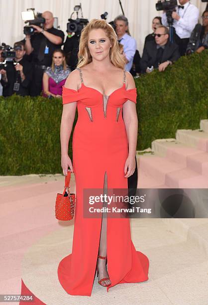 Amy Schumer arrives for the "Manus x Machina: Fashion In An Age Of Technology" Costume Institute Gala at Metropolitan Museum of Art on May 2, 2016 in...