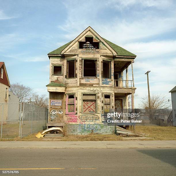 a run-down, abandoned house with graffiti on it, detroit, michigan, usa - exilio fotografías e imágenes de stock