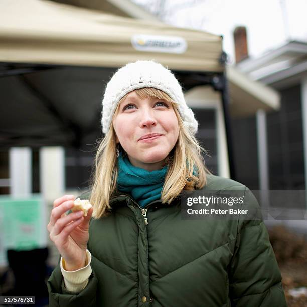 portrait of a woman dressed in winter clothing and looking away - sonrisa satisfecha fotografías e imágenes de stock