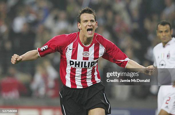 Jan Hesselink of PSV celebrates the first goal during the UEFA Champions League semi-final, second leg match between PSV Eindhoven and AC Milan at...