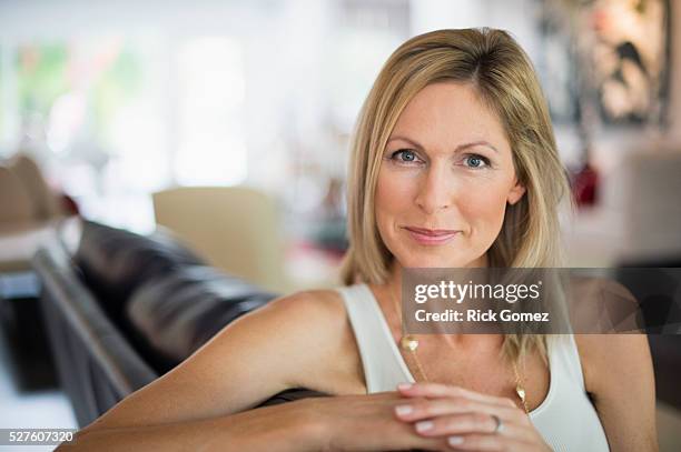 portrait of mature woman - blond haar stockfoto's en -beelden