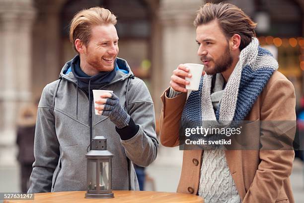 freunde mit heißen getränken im freien im winter-stadt. - couple beard coffee stock-fotos und bilder