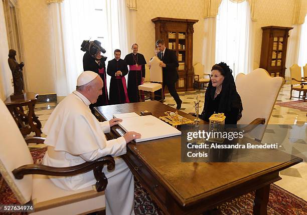 Pope Francis held an audience to receive Queen Silvia, Princess Madeleine and husband Christopher O'Neill and the little Princess Leonore of Sweden...