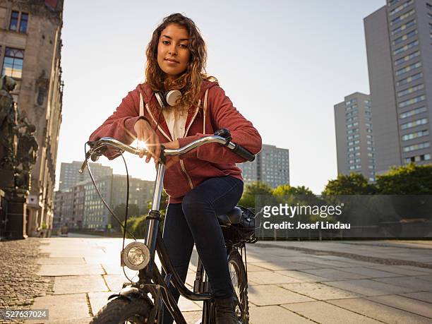 portrait of teenage girl (16-17) on bike in city - one teenage girl only imagens e fotografias de stock