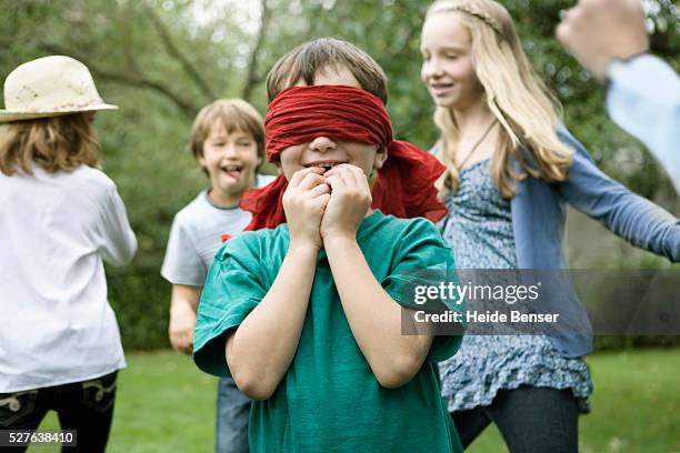 kids (5-12) playing blind man's buff - blinddoek stockfoto's en -beelden