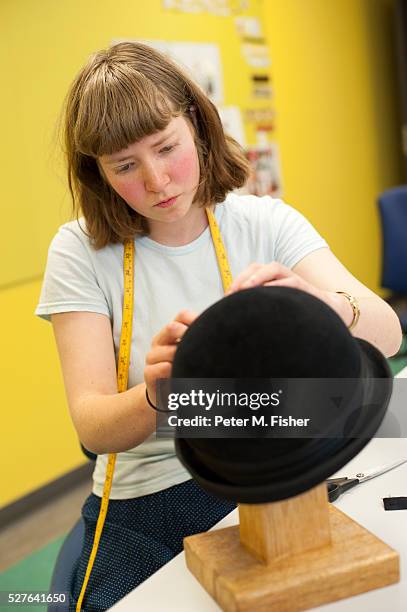 female student making hat in workshop - modiste photos et images de collection