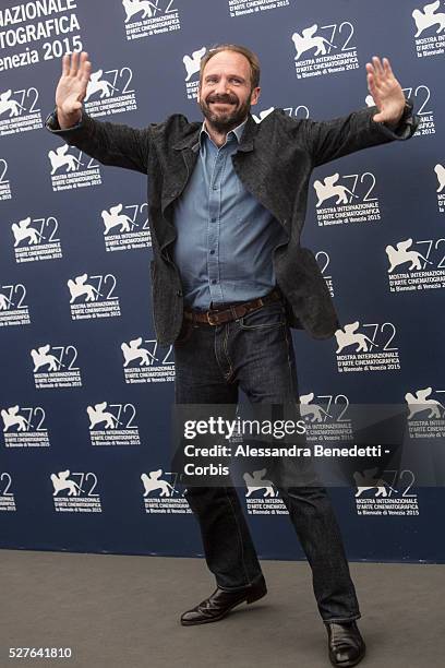 Ralph Fiennes attends the photocall of movie Abigger Splash, presented in competition during the 72nd International Venice Film Festival.