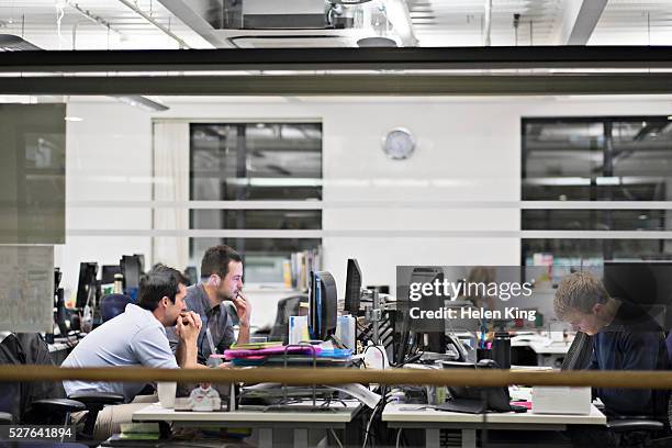 view of office at late hours - oficina de plan abierto fotografías e imágenes de stock