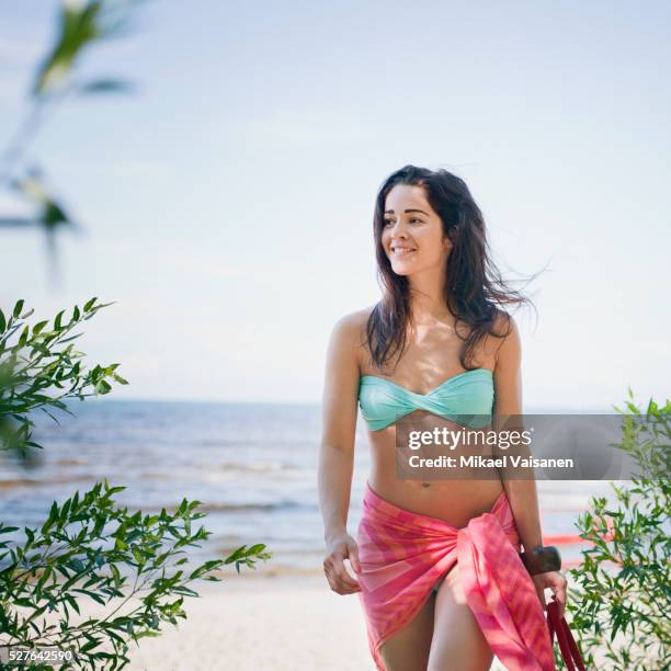 young woman on beach - sarong imagens e fotografias de stock