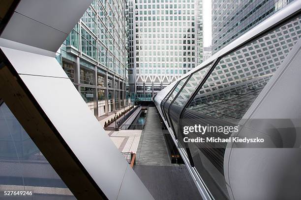 crossrail station entrance at canary wharf - canary wharf fotografías e imágenes de stock