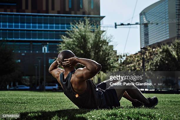 male athlete doing sit-ups - sit up foto e immagini stock
