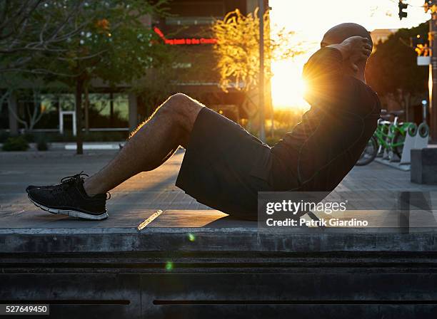 young man exercising - sit up foto e immagini stock