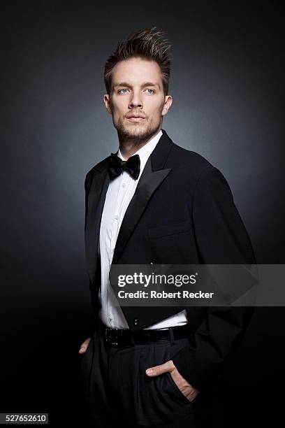 studio portrait of young wearing tailcoat - smoking photos et images de collection