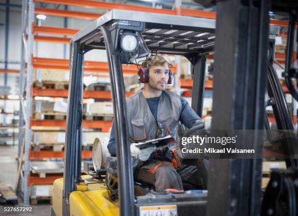 technician at work in sheet metal component factory - forklift 個照片及圖片檔