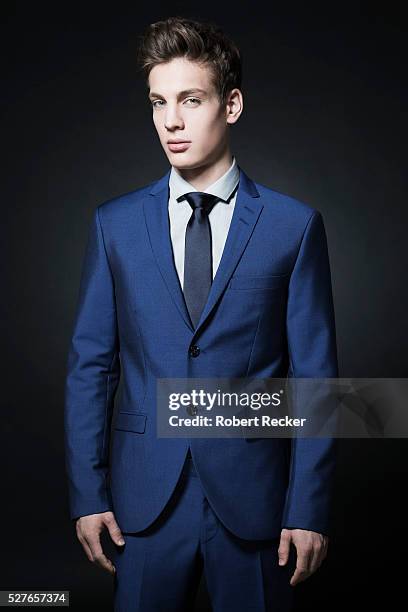 handsome young man in blue suit - corbata fotografías e imágenes de stock