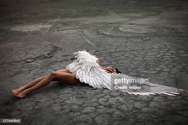 fallen angel - earth angel stockfoto's en -beelden