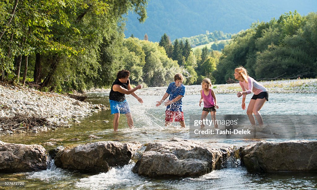 Heureuse famille jouant dans l'eau