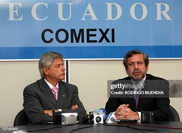 Jorge Humberto Botero , ministro de Comercio de Colombia, escucha a su homologo ecuatoriano Oswaldo Molestina durante una rueda de prensa en Quito,...
