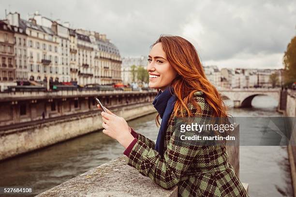 femme à la seine envoyer des sms - paris hiver photos et images de collection