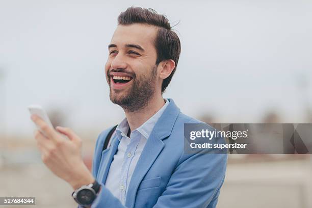 homem de negócios usando a tecnologia moderna - slicked back hair imagens e fotografias de stock