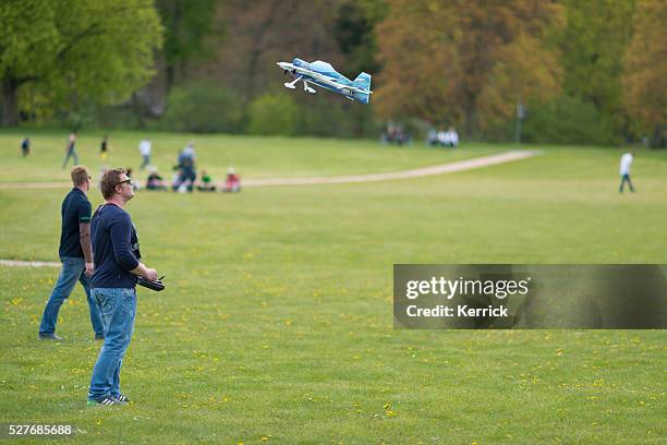 as pessoas com controladores remoto e avião de aeronaves mostrar o modelo - man builds his own plane imagens e fotografias de stock