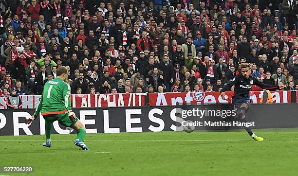 Antoine Griezmann of Atletico Madrid shoots past goalkeeper Manuel Neuer of Bayern Munich to score their first goal during UEFA Champions League semi...