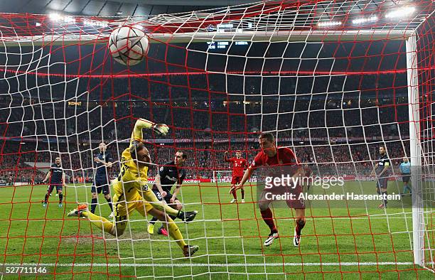 Robert Lewandowski of Bayern Munich scores their second goal with a header past goalkeeper Jan Oblak of Atletico Madrid during UEFA Champions League...