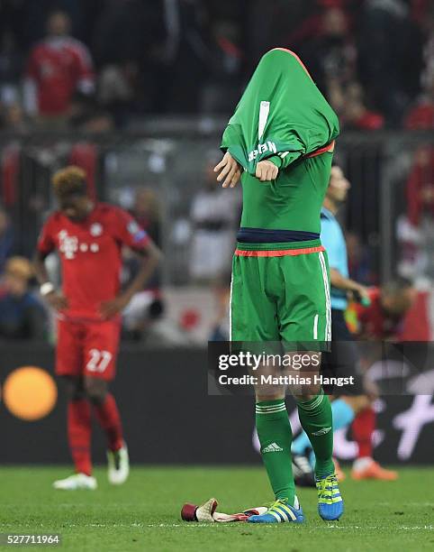 Manuel Neuer of Bayern Munich looks dejected after the UEFA Champions League semi final second leg match between FC Bayern Muenchen and Club Atletico...