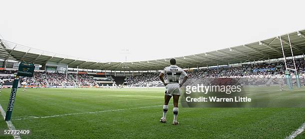 Gareth Raynor of Hull waits for kick off during the Powergen Challenge Cup Fifth round match between Hull FC and the Bradford Bulls at the KC Stadium...