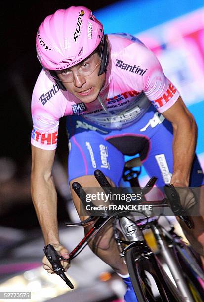 Giro title holder Italian Damiano Cunego rides 07 May 2005 in Reggio Di Calabria, during the prologue time trial of the 89nd Giro, the cycling Tour...