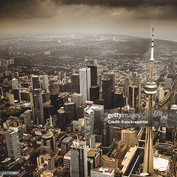 vue aérienne de toronto pendant un orage - bay street photos et images de collection