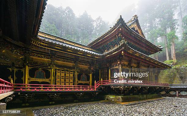 honden at taiyuin-byo iemitsu mausoleum in nikko, japan - taiyuin stockfoto's en -beelden