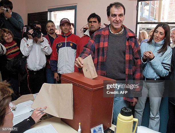 Oscar de los Santos, candidato a la Intendencia del departamento de Maldonado por el izquiedista Frente Amplio, deposita su voto en la ciudad de...