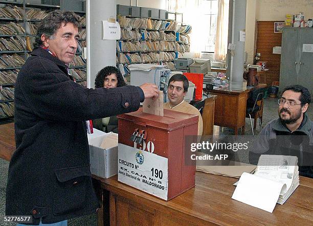 Dario Perez, candidato a la Intendencia del departamento de Maldonado por el izquiedista Frente Amplio, deposita su voto en la ciudad de San Carlos...