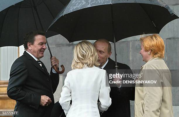 Russian Federation: Russian President Vladimir Putin kisses German First Lady Doris Schroeder-Koepf as German Chancellor Gerhard Schroeder and...