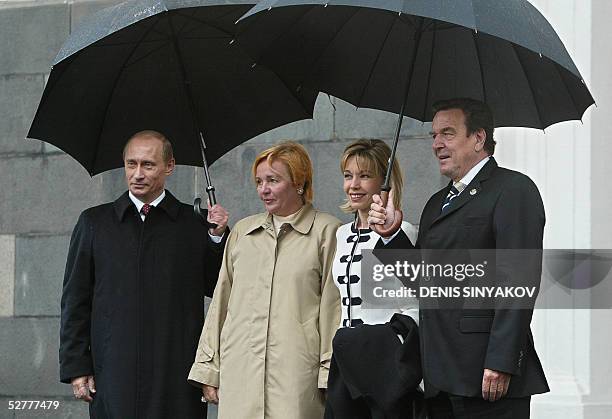 Russian Federation: Russian President Vladimir Putin, his wife Ludmila, German First Lady Doris Schroeder-Koepf and German Chancellor Gerhard...