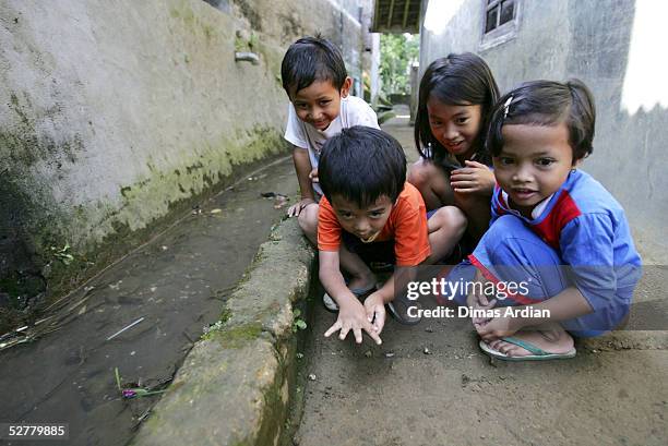 Children play a traditional Indonesian game May 9, 2005 at Girijaya village, Sukabumi, Indonesia. Indonesian health authorities confirmed on May 6...