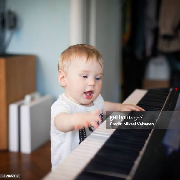 toddler (2-3) playing with electric piano - electric piano fotografías e imágenes de stock