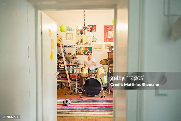 adolescent boy (13-15) playing drums - playing drums fotografías e imágenes de stock