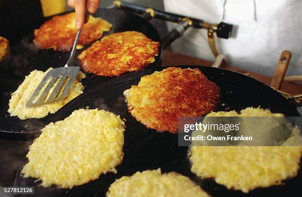 frying potato pancakes - hash brown stock pictures, royalty-free photos & images